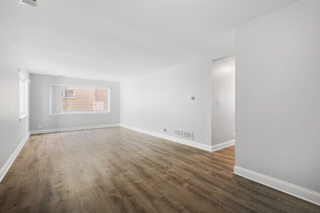 Building Photo - 2333 W Lunt Ave