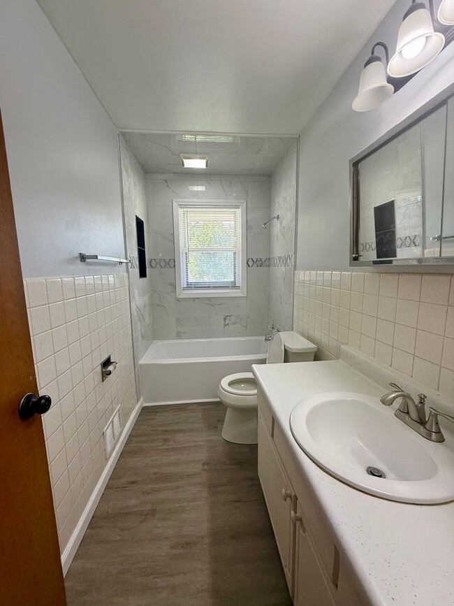 Building Photo - 209 Flintridge Dr