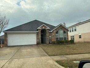 Building Photo - 3818 English Oak Dr