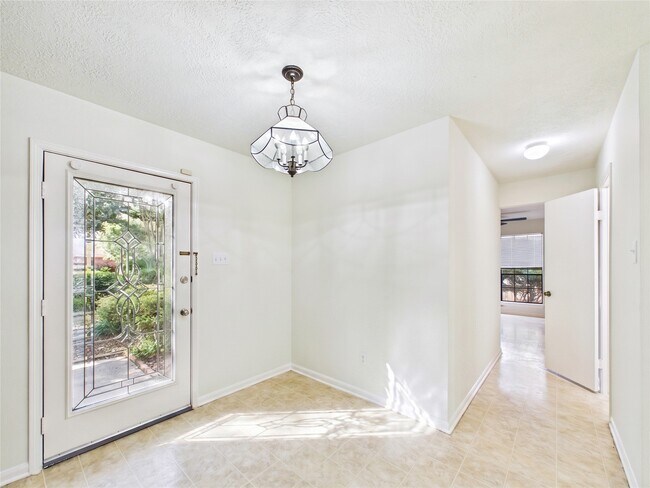 Building Photo - 814 Lochnell Dr