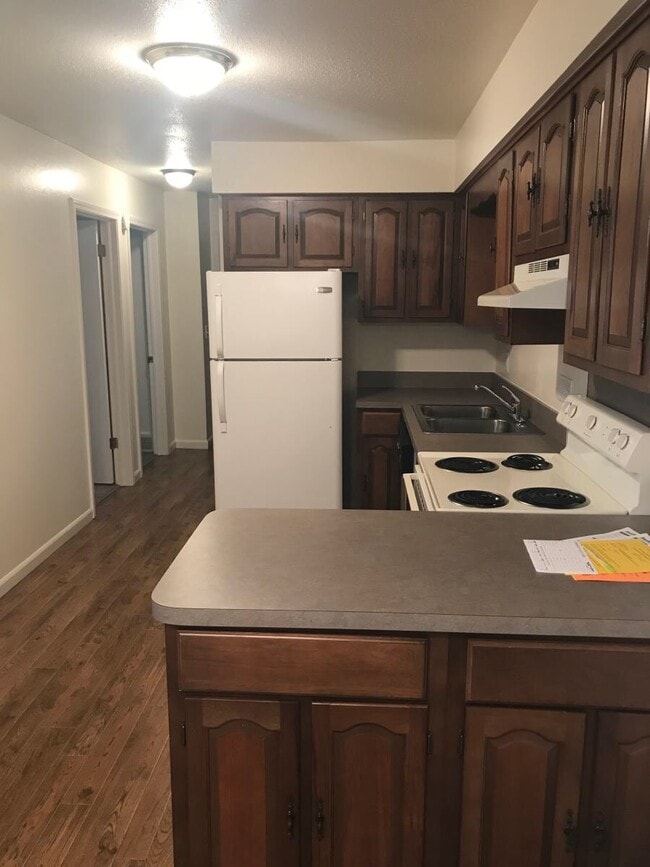 Building Photo - Cresthaven Apartments