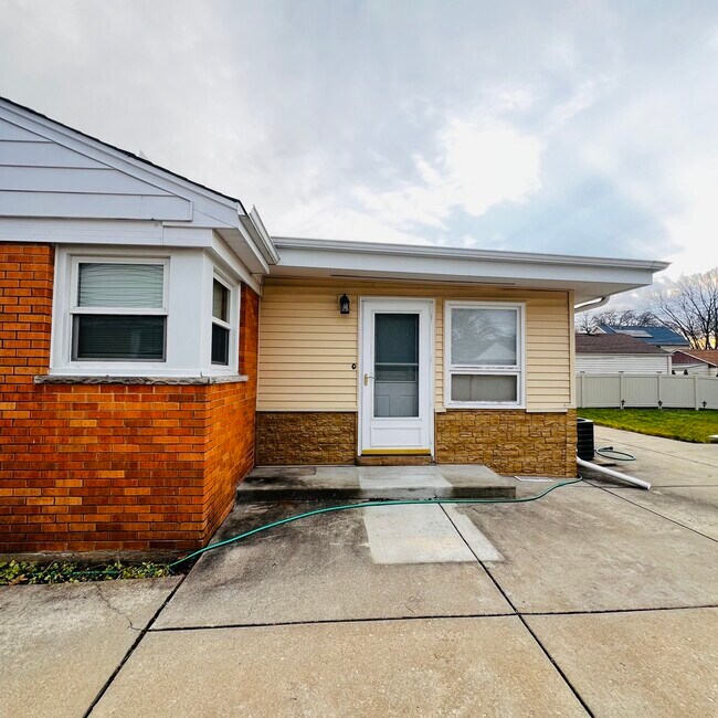 Building Photo - 1496 S 4th Ave