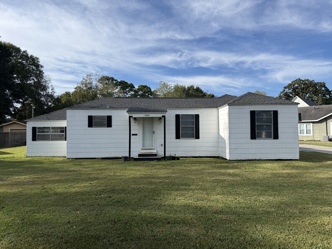 Foto principal - 6899 Jefferson Blvd