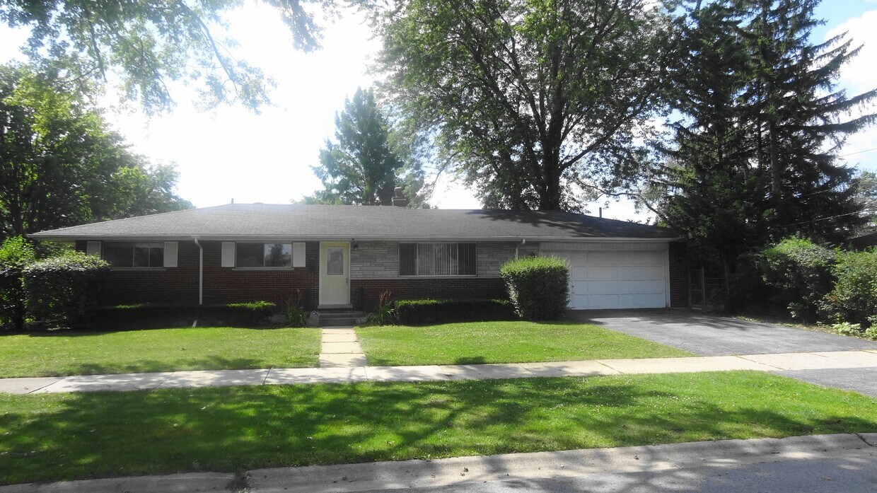 Ouside Front - 475 Berkshire Ln