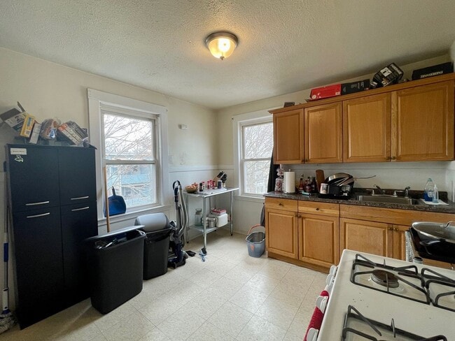 Building Photo - 9/1 No Fee! Spacious 3BR near Brighton Center with parking!