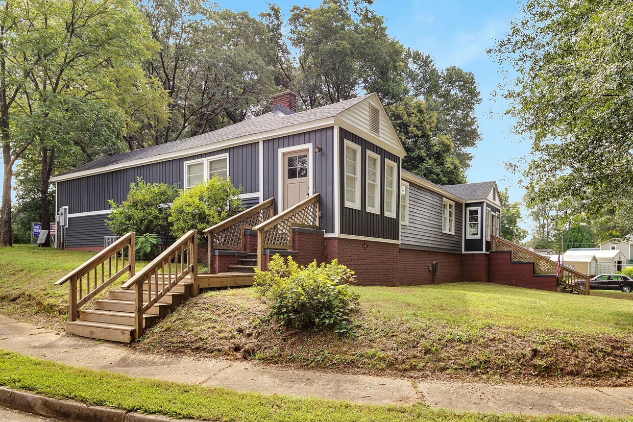 Primary Photo - Renovated 2 Bedroom 2 Bath Duplex with Lar...