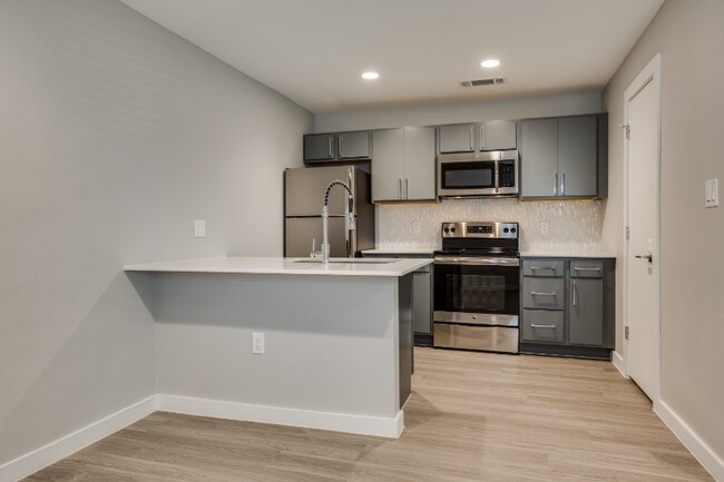 Building Photo - 3328 Cedarplaza Ln