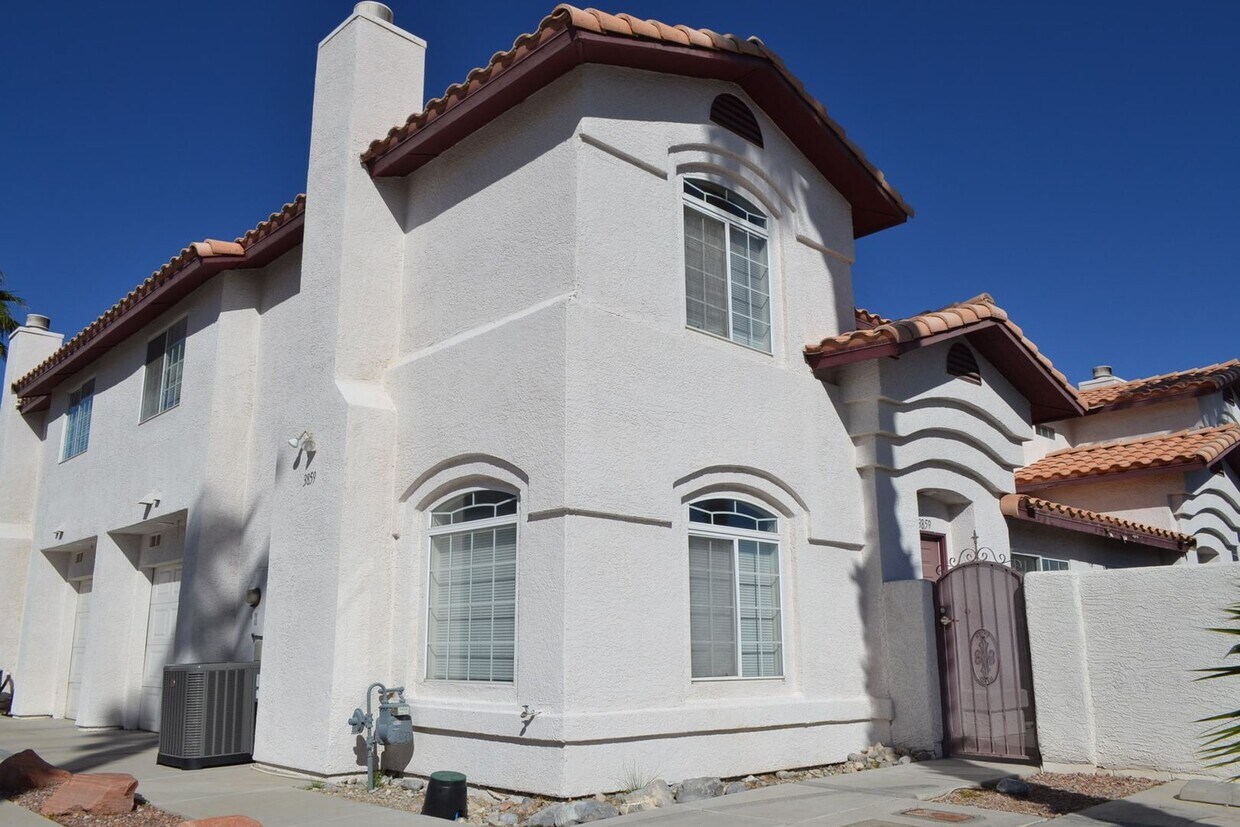 Foto principal - SW - ROOMY 3 BEDROOM 2.5 BATH TOWNHOME - 8...