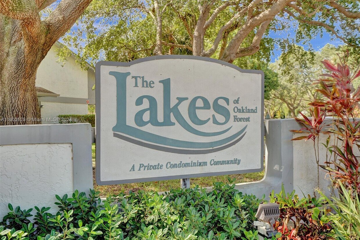 Foto principal - 2725 S Oakland Forest Dr