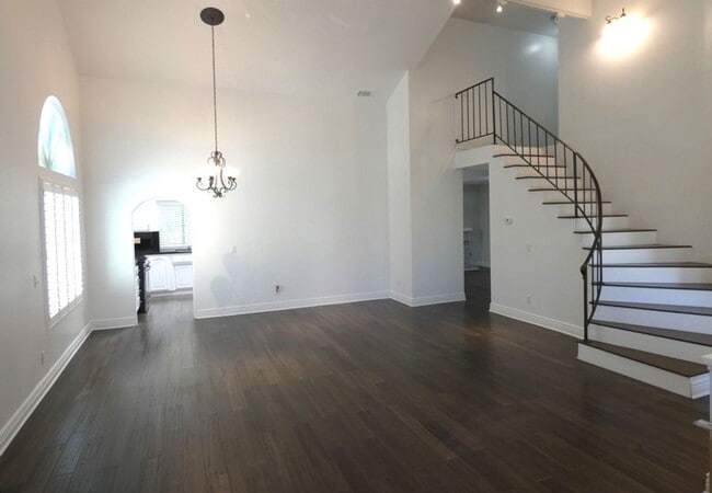 Building Photo - Gorgeous 4 bedroom & 3 bathroom house