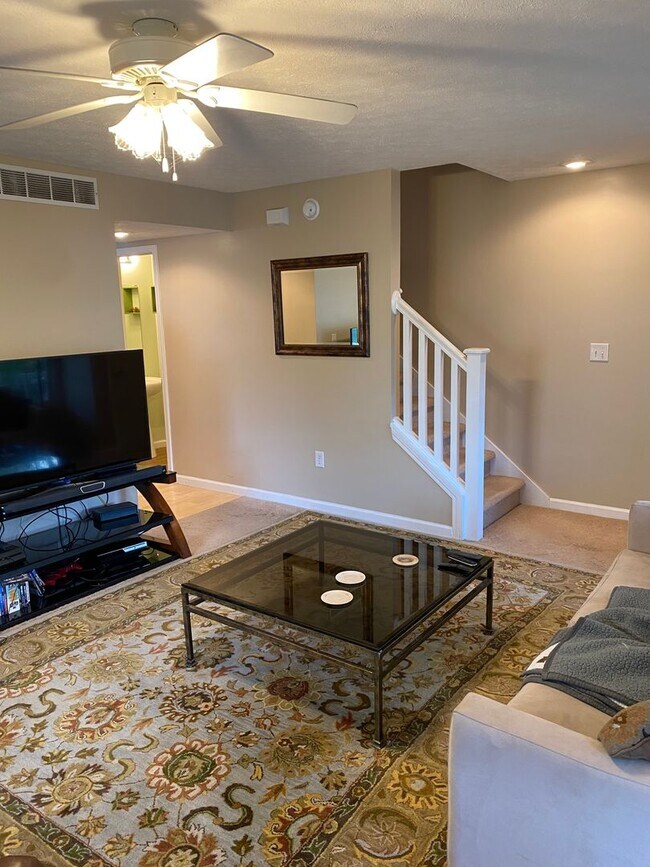 Building Photo - 2 Bedroom Townhouse Available August 2026;...