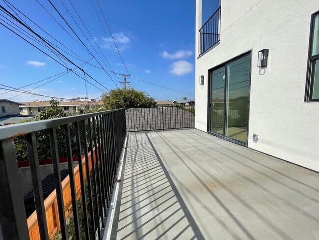 Foto del edificio - JUST COMPLETED MODERN TOWNHOMES! Never Liv...