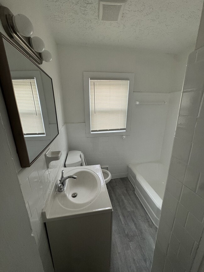 Photo - 2300 Carey Dr SE House