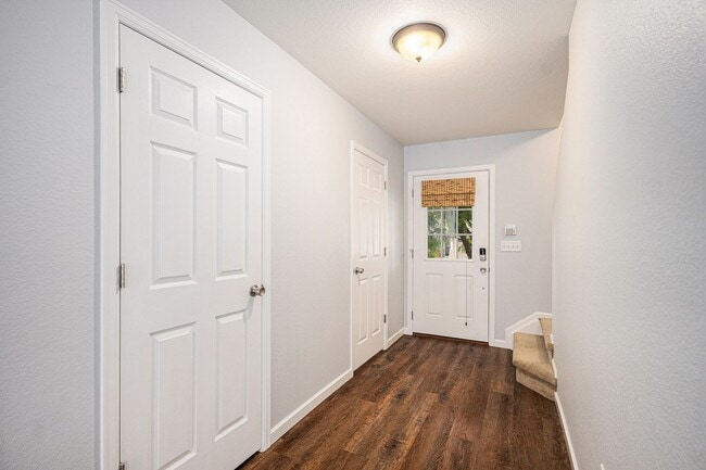 Building Photo - 4 Bedroom 2.5 Baths in the Meadows Castler...
