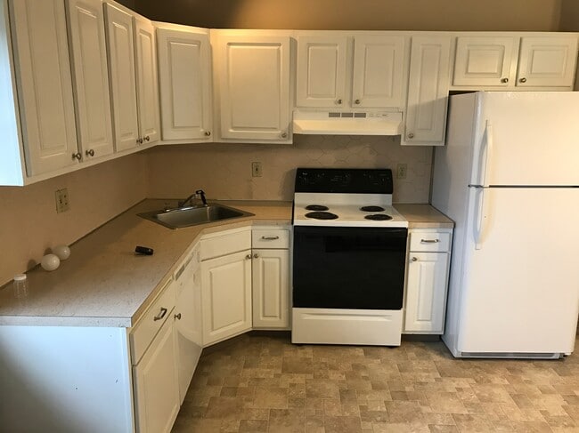 Building Photo - 906 Skyside Dr