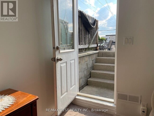 Building Photo - 328 Caledonia Rd