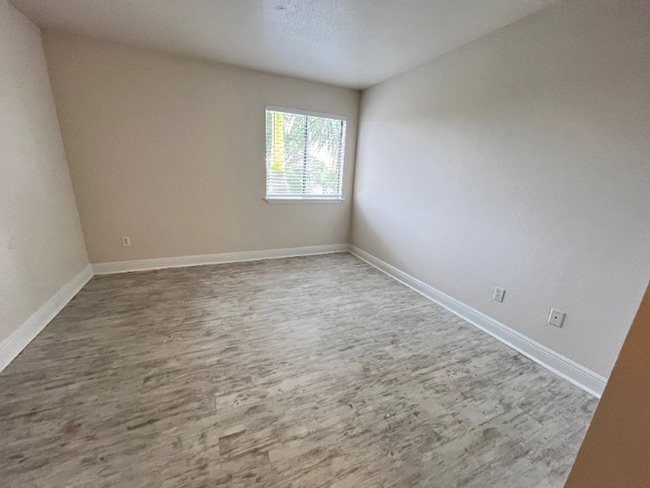 Foto del edificio - 2885 Winkler Ave