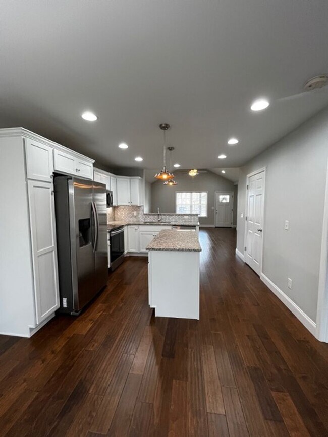 Building Photo - Beautiful 3 Bedroom 2 Bath home with back deck overlooking large backyard