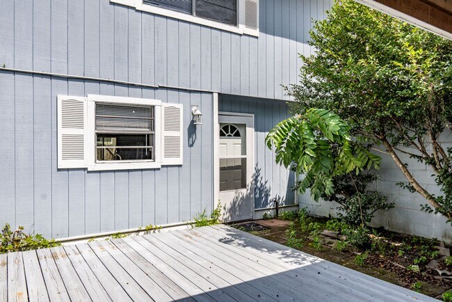 Foto del edificio - Spacious Two Bedroom Townhome