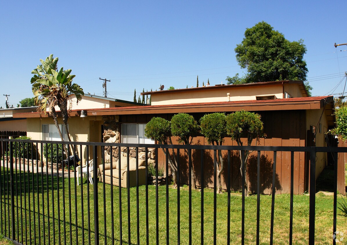 Building Photo - 917 N Vineyard Ave