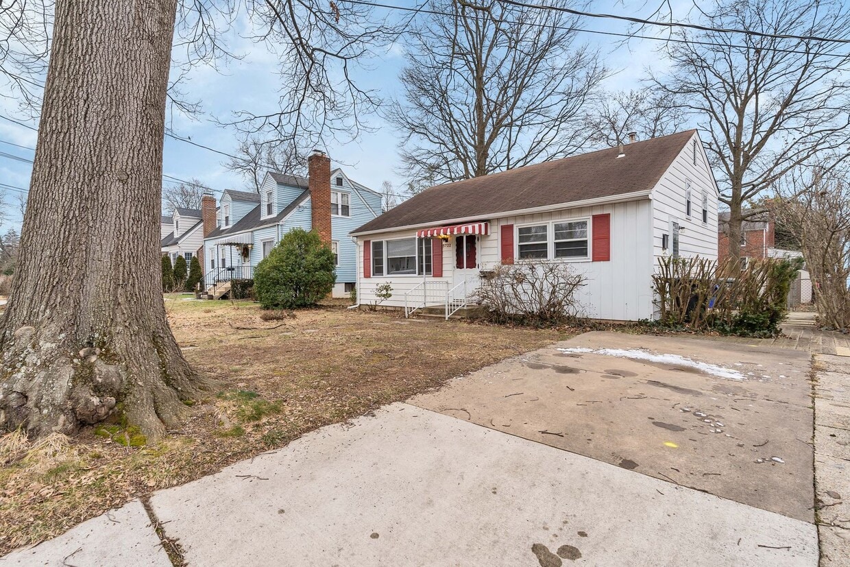 Primary Photo - Well Maintained 3 Bedroom 1.5 Bathroom Spl...