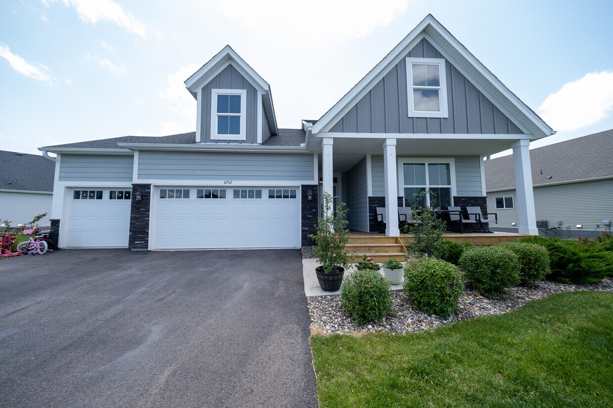 Foto principal - 6702 92nd Bay S