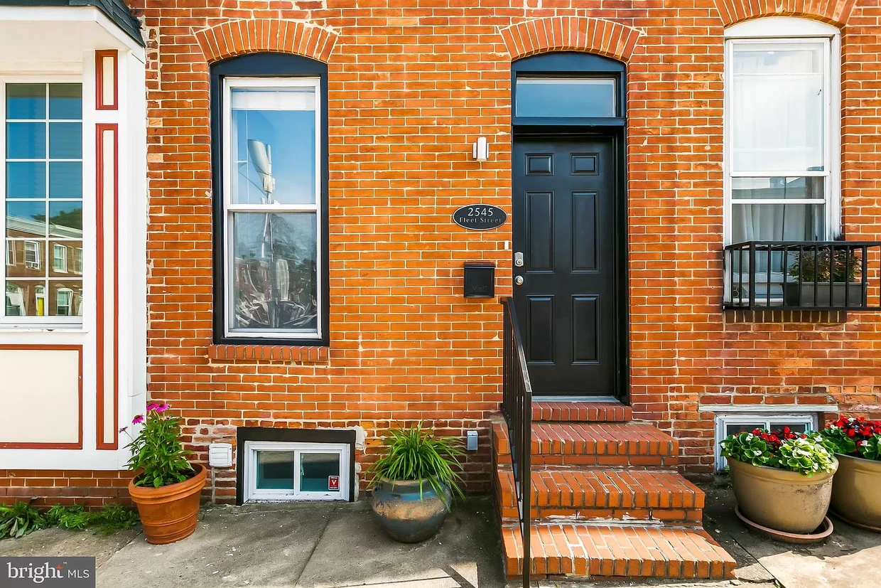 Primary Photo - 2545 Fleet St