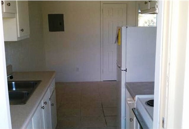 Foto del edificio - Breezy Palms Apartments