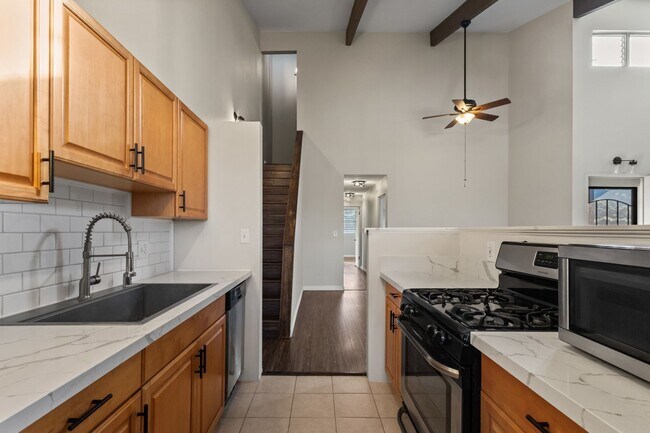 Foto del edificio - Spacious 3-Bed, 2-Bath Pet-Friendly Townhome in Prime Aiea Location – End Unit with Private Lanai...