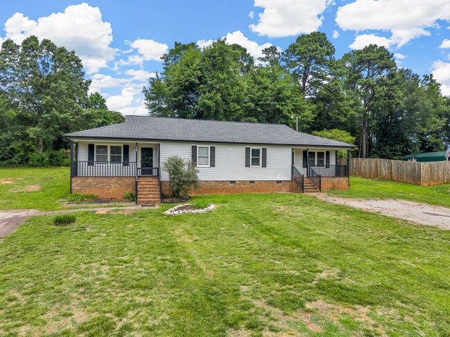 Building Photo - Freshly renovated 2 bed 2 bath home-$500 off first month rent!!