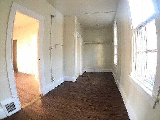 Building Photo - 734 W Windlake Ave