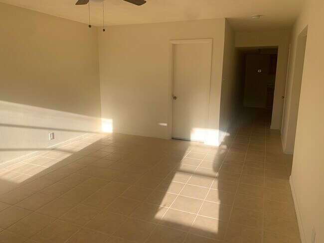 Sala de estar - 2721 SW 8th St