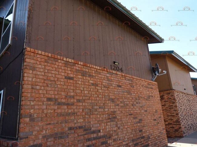 Foto del edificio - Spacious 2 bedroom 1 bath with a fireplace!
