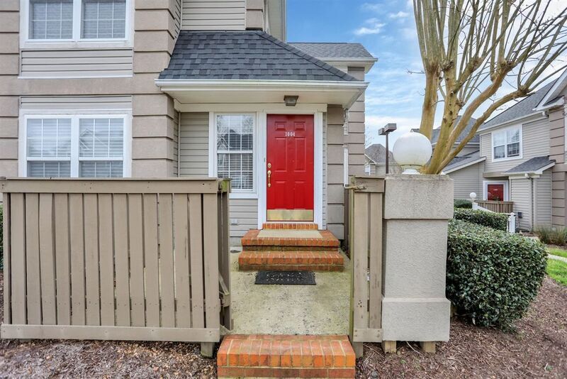 Foto principal - 1004 Queens Crossing