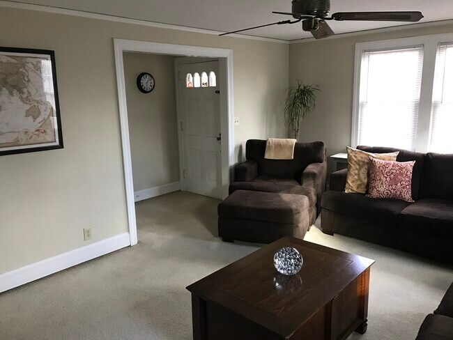 Foto del edificio - 399 Quaker Ln S