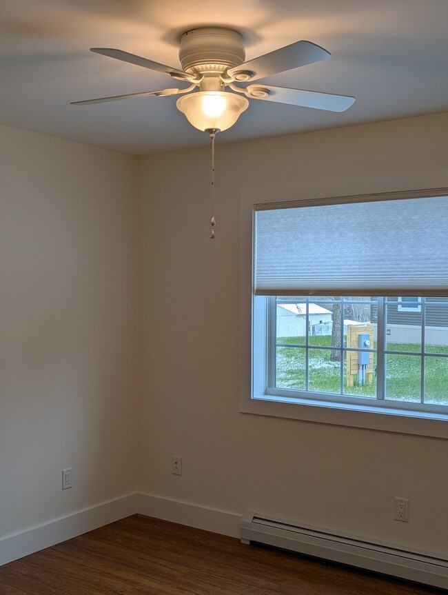 Building Photo - 204 S Maple St