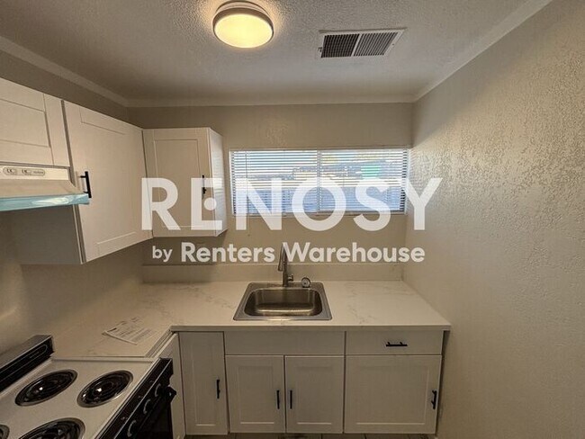 Building Photo - Modern, Solar Energy, 2-Bedroom detached Casita!