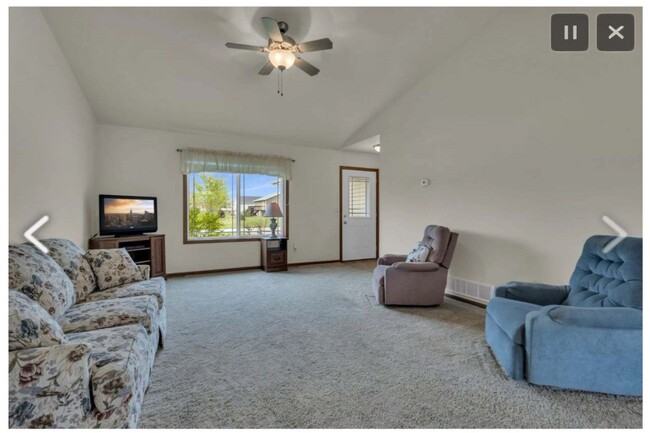 Livingroom, vaulted ceiling - 113 Dakota Trl