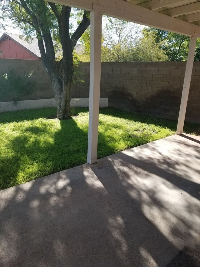 Building Photo - Convenient Glendale location