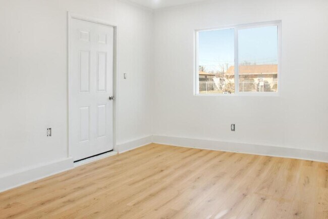 Building Photo - 1232 W Ave H 14