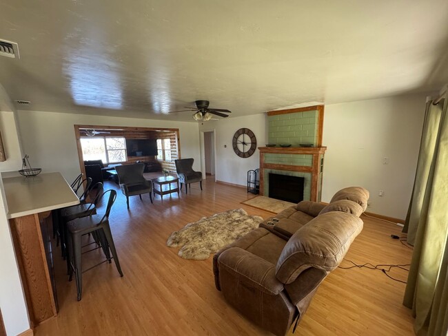 Building Photo - Large one bedroom | On the Feather River