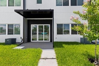 Building Photo - 2608 W Columbus Dr