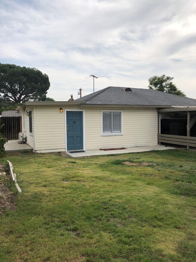 Building Photo - 162 Poinsettia Ave