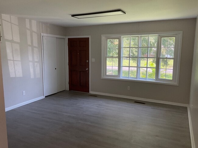 Building Photo - 104 Greencrest Cir