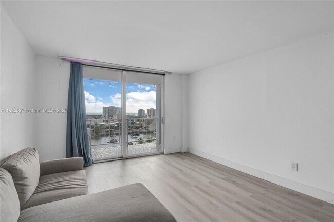 Foto del edificio - 6900 Bay Dr