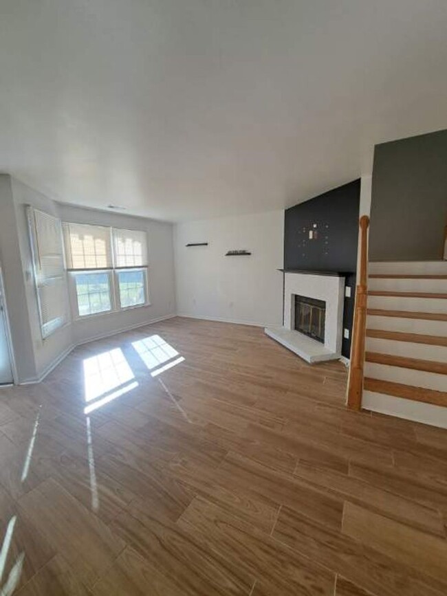 Foto del edificio - Modern 2-Level Townhome with Fenced In Yar...