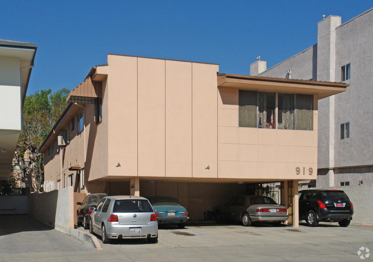 Building Photo - 919 S Sherbourne Dr