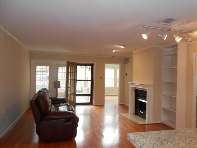 Building Photo - 2425 Holly Hall St