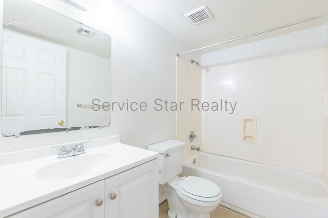 Building Photo - 735 E Hazel Dr