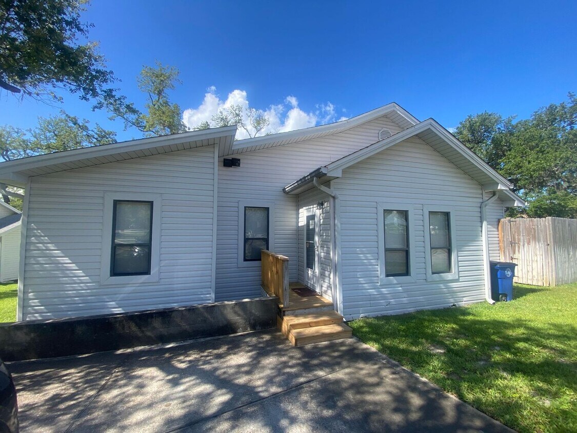 Primary Photo - Cozy & Economical Unit in The Cove w/Water...